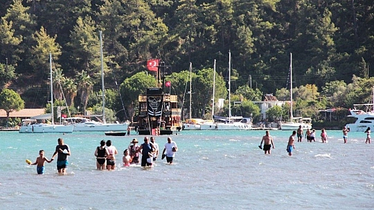 Afet bölgesine yerli turist desteği