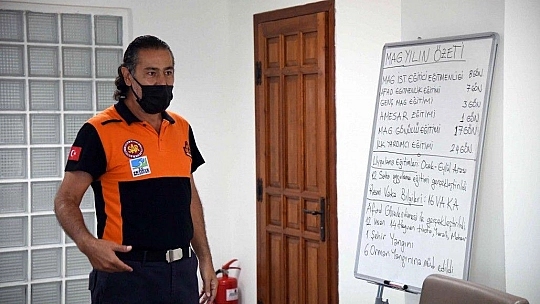 Afet gönüllülerine sertifikalarını Karaca verdi