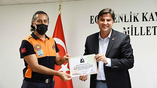 Afet gönüllülerine sertifikalarını Karaca verdi