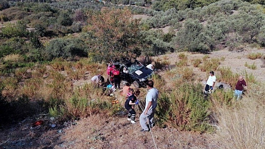 Araçta sıkışan kadını itfaiye ekipleri kurtardı