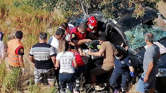 Araçta sıkışan kadını itfaiye ekipleri kurtardı