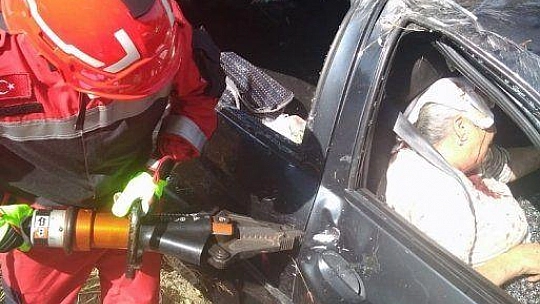 Araçta sıkışan kadını itfaiye ekipleri kurtardı