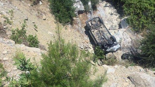 Araçta sıkışan sürücüyü itfaiye kurtardı