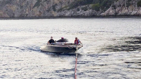 Arıza yapan tekne limana çekildi