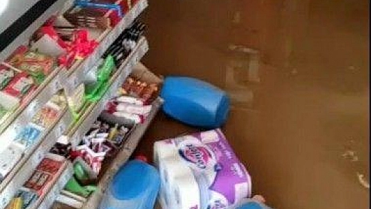 Asfalt bomba gibi patladı minibüs çukura düştü, süpermarketi su bastı