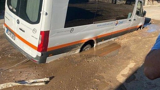 Asfalt bomba gibi patladı minibüs çukura düştü, süpermarketi su bastı