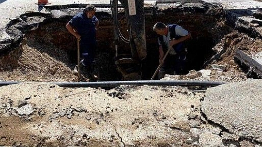 Asfalt bomba gibi patladı minibüs çukura düştü, süpermarketi su bastı