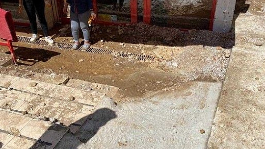 Asfalt bomba gibi patladı minibüs çukura düştü, süpermarketi su bastı