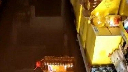 Asfalt bomba gibi patladı minibüs çukura düştü, süpermarketi su bastı
