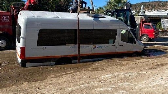Asfalt bomba gibi patladı minibüs çukura düştü, süpermarketi su bastı