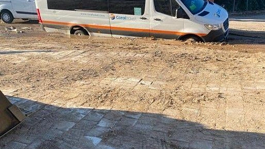 Asfalt bomba gibi patladı minibüs çukura düştü, süpermarketi su bastı