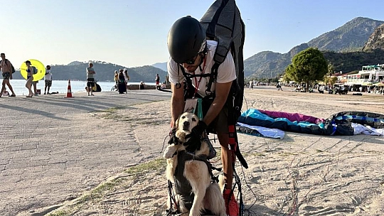 Köpeğiyle paraşüt atlayışı yaptı