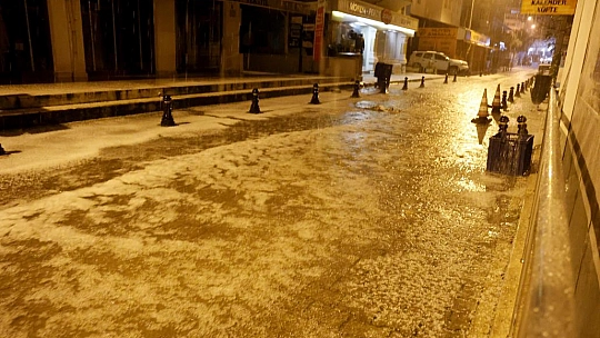 Menteşe'de Sokaklar Beyaza Büründü