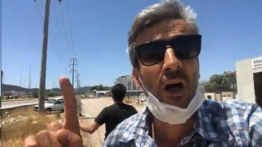 Yol kenarına çöp atıldığını gören muhtar çılgına döndü