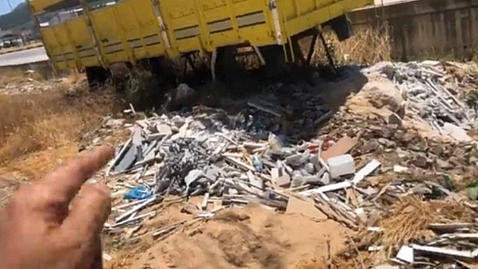 Yol kenarına çöp atıldığını gören muhtar çılgına döndü