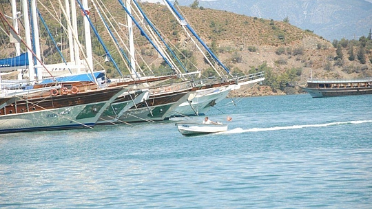 Balıkçılar Ve Ticari Tekneler Demir Aldı