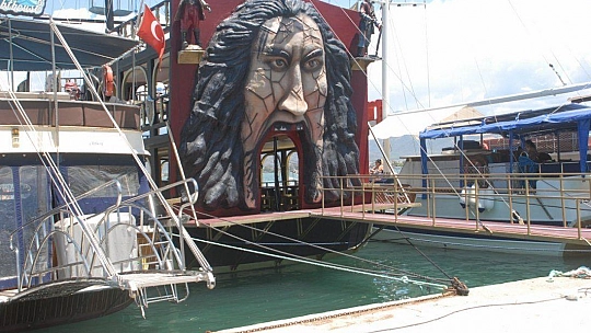 Balıkçılar Ve Ticari Tekneler Demir Aldı