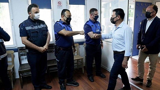 Başkan Aras Görev Başındaki Personelin ve Esnafın Bayramını Kutladı