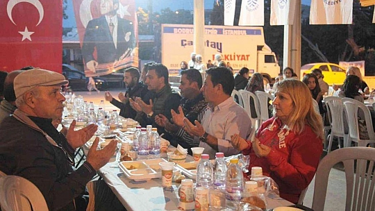 Başkan Aras iftarda yemek servisi yaptı