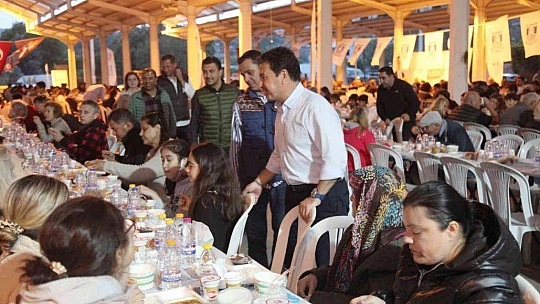 Başkan Aras iftarda yemek servisi yaptı