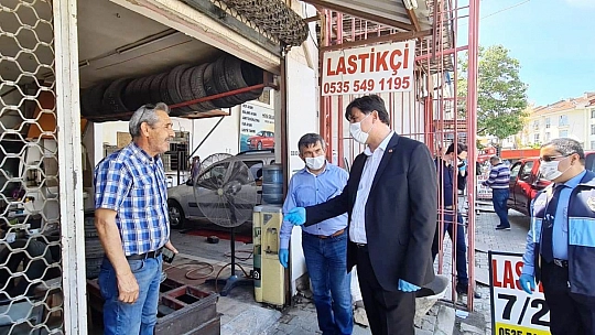 Başkan Karaca Sanayi Esnafına Maske Dağıttı