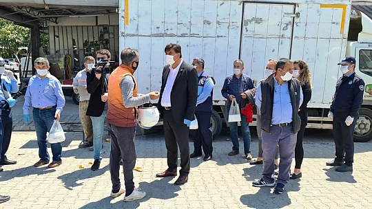 Başkan Karaca Sanayi Esnafına Maske Dağıttı