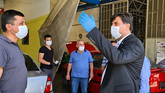 Başkan Karaca Sanayi Esnafına Maske Dağıttı