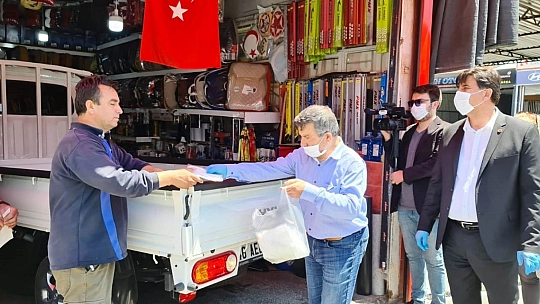 Başkan Karaca Sanayi Esnafına Maske Dağıttı