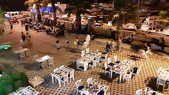 Bir anda bastıran sağanak yağmurda turistler kaçacak yer aradı