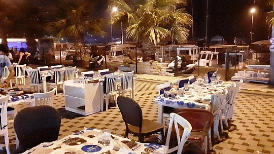 Bir anda bastıran sağanak yağmurda turistler kaçacak yer aradı