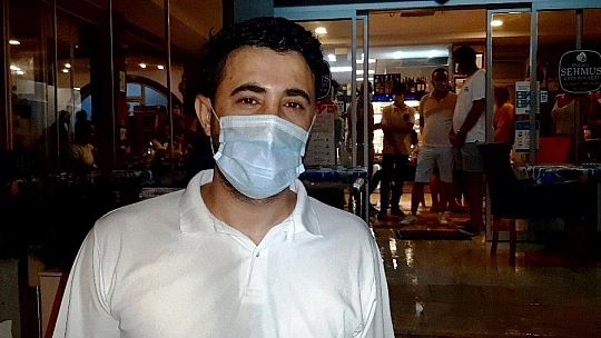 Bir anda bastıran sağanak yağmurda turistler kaçacak yer aradı