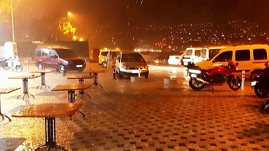 Bir anda bastıran sağanak yağmurda turistler kaçacak yer aradı