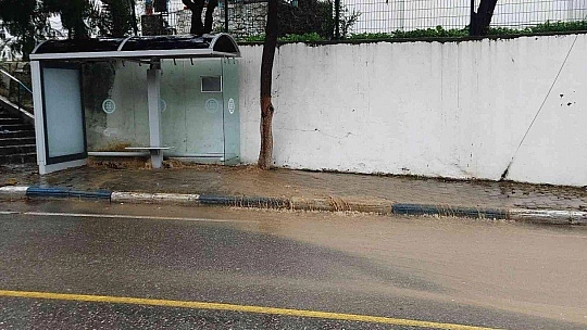 Bir anda bastıran yağmur cadde ve sokakları göle çevirdi