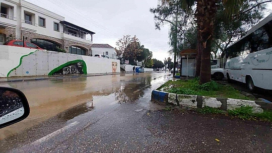Bir anda bastıran yağmur cadde ve sokakları göle çevirdi