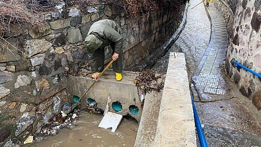 Bir anda bastıran yağmur cadde ve sokakları göle çevirdi