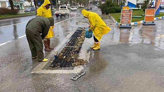 Bir anda bastıran yağmur cadde ve sokakları göle çevirdi