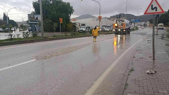 Bir anda bastıran yağmur cadde ve sokakları göle çevirdi