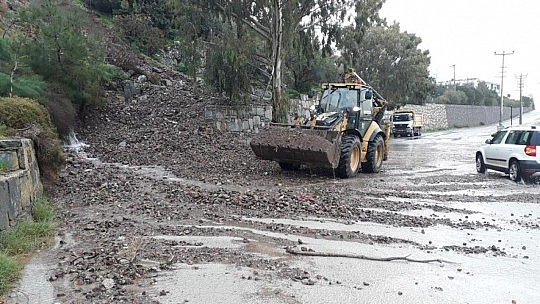 Bir anda bastıran yağmur cadde ve sokakları göle çevirdi