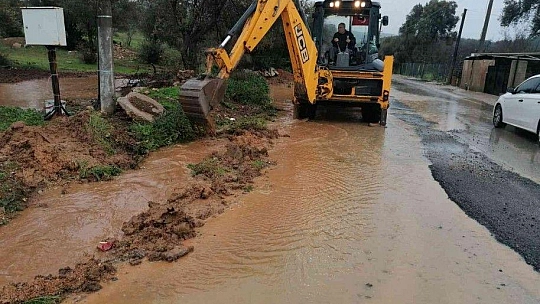 Bir anda bastıran yağmur cadde ve sokakları göle çevirdi