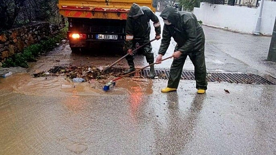 Bir anda bastıran yağmur cadde ve sokakları göle çevirdi
