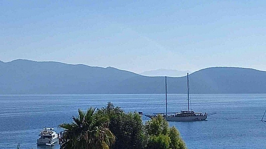 Bodrum açıklarında düzensiz göçmenleri taşıyan tekne battı: 3 kişi kayıp