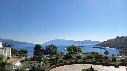 Bodrum açıklarında düzensiz göçmenleri taşıyan tekne battı: 3 kişi kayıp