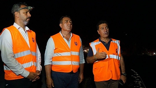 Bodrum Belediye Başkanı Aras, ekibiyle yangın mahallinde çalışıyor