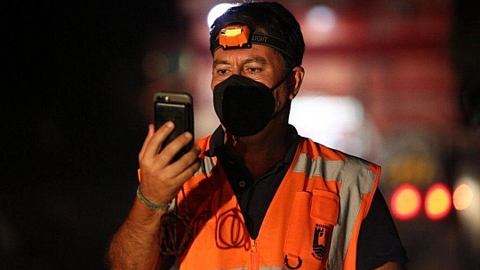 Bodrum Belediye Başkanı Aras, ekibiyle yangın mahallinde çalışıyor