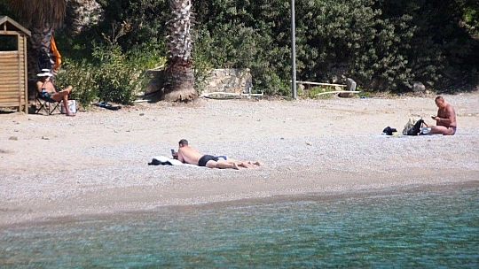 Bodrum'da 3 bin 150 lira cezayı göze alıp denize girdiler, balık tuttular