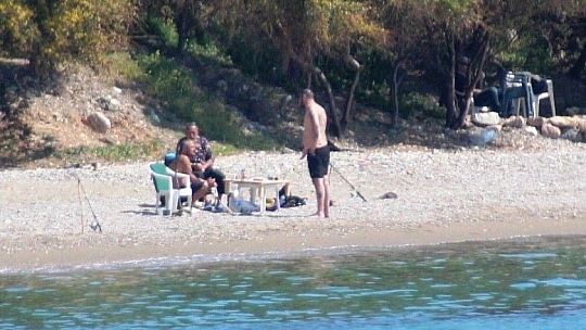 Bodrum'da 3 bin 150 lira cezayı göze alıp denize girdiler, balık tuttular