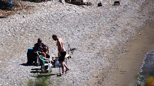 Bodrum'da 3 bin 150 lira cezayı göze alıp denize girdiler, balık tuttular