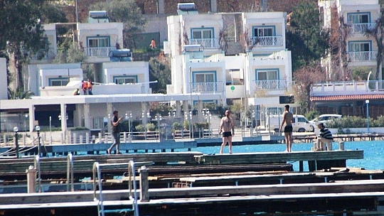 Bodrum'da 3 bin 150 lira cezayı göze alıp denize girdiler, balık tuttular