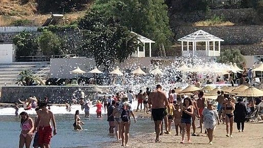 Bodrum'da denizde yapılan köpük partisi görenleri şoke etti