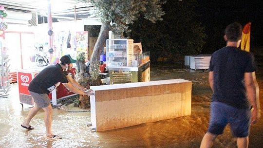 Bodrum'da evleri, iş yerlerini su bastı, esnaf isyan etti